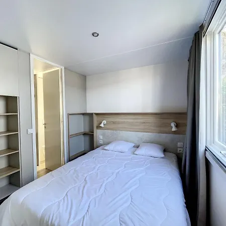 Mobil-home Jullouville, 4 Pieces, 6 Personnes - Fr-1-361a-52 *